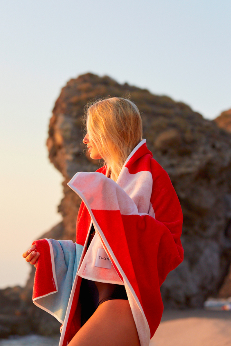 Chica-con-Toalla-Tucca-Berry-rojo-turquesa-y-rosa