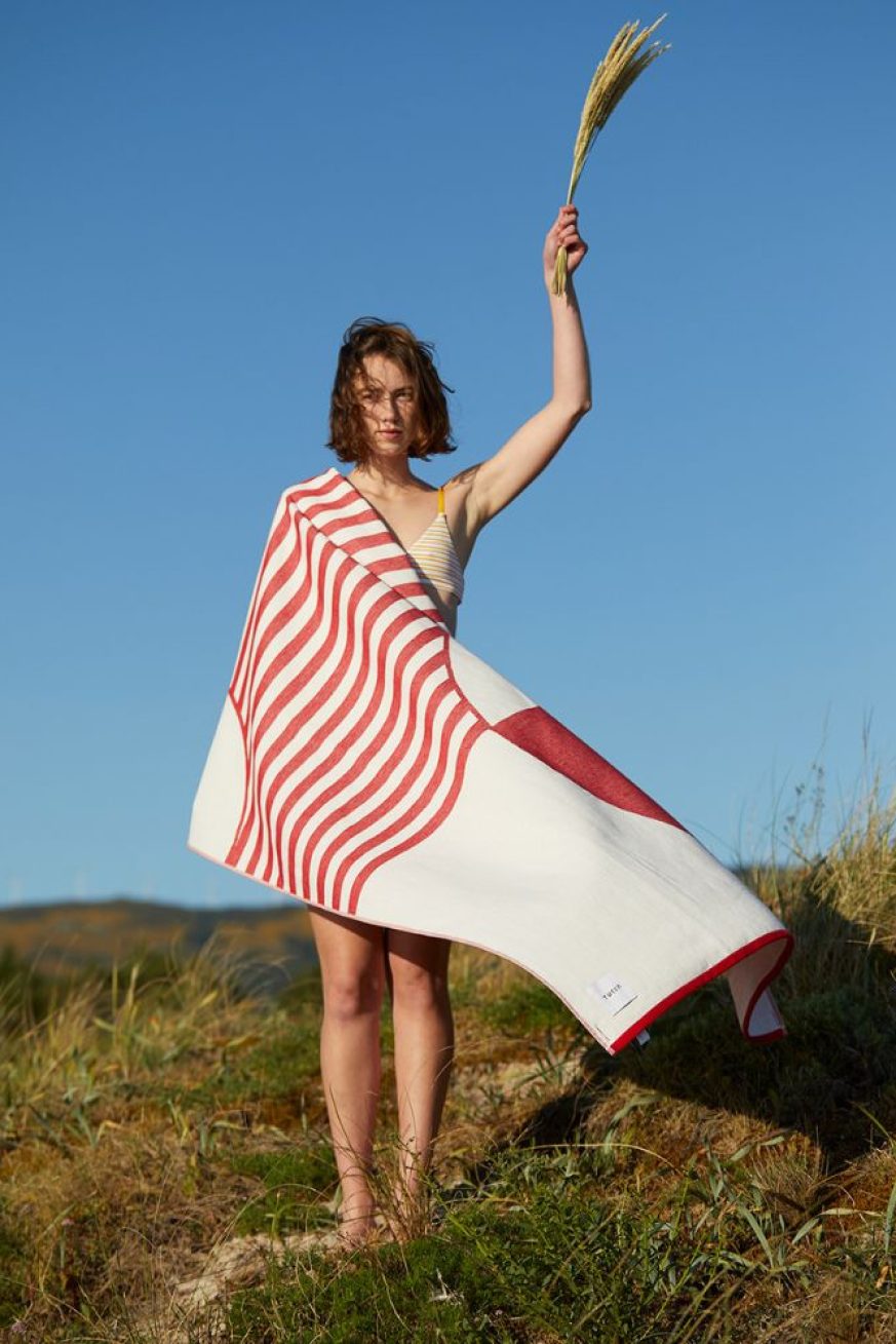 Chica-con-Toalla-Tucca-Crassa-roja