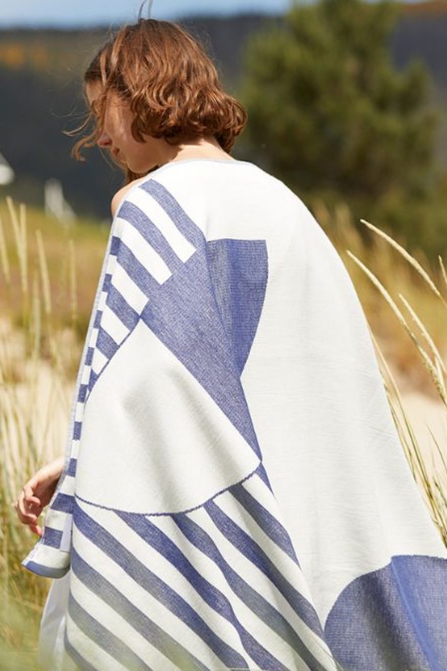 Chica-con-Toalla-Tucca-Florida-azul-mar