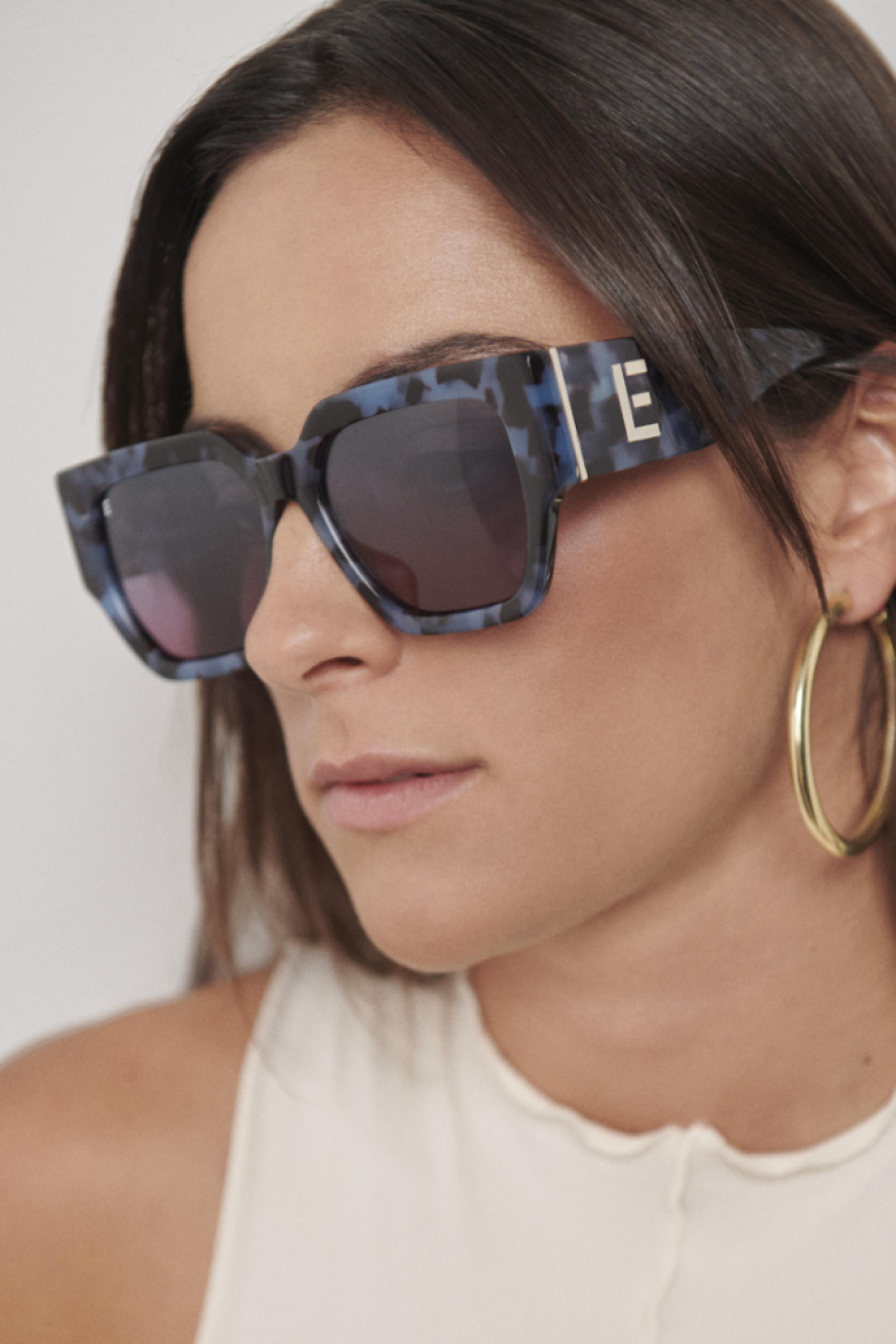 Gafas-para-el-sol-azules-Elena-Morales-MIKAS