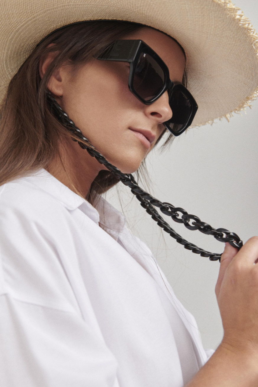 MIKA·S-de-ELENA-MORALES-GAFAS-EN-negro