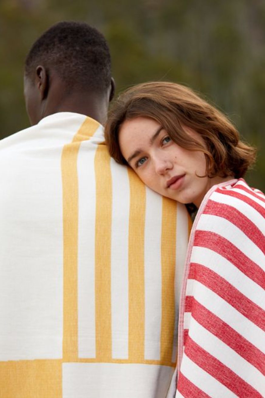 Pareja-con-Toalla-Tucca-Danai-amarilla