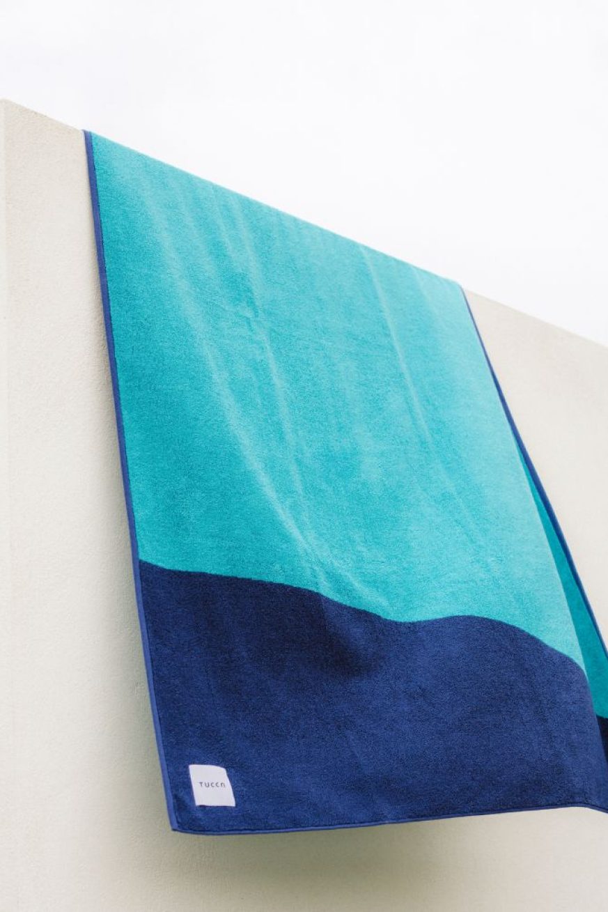 Toalla-Tucca-Swell-azul-al-viento