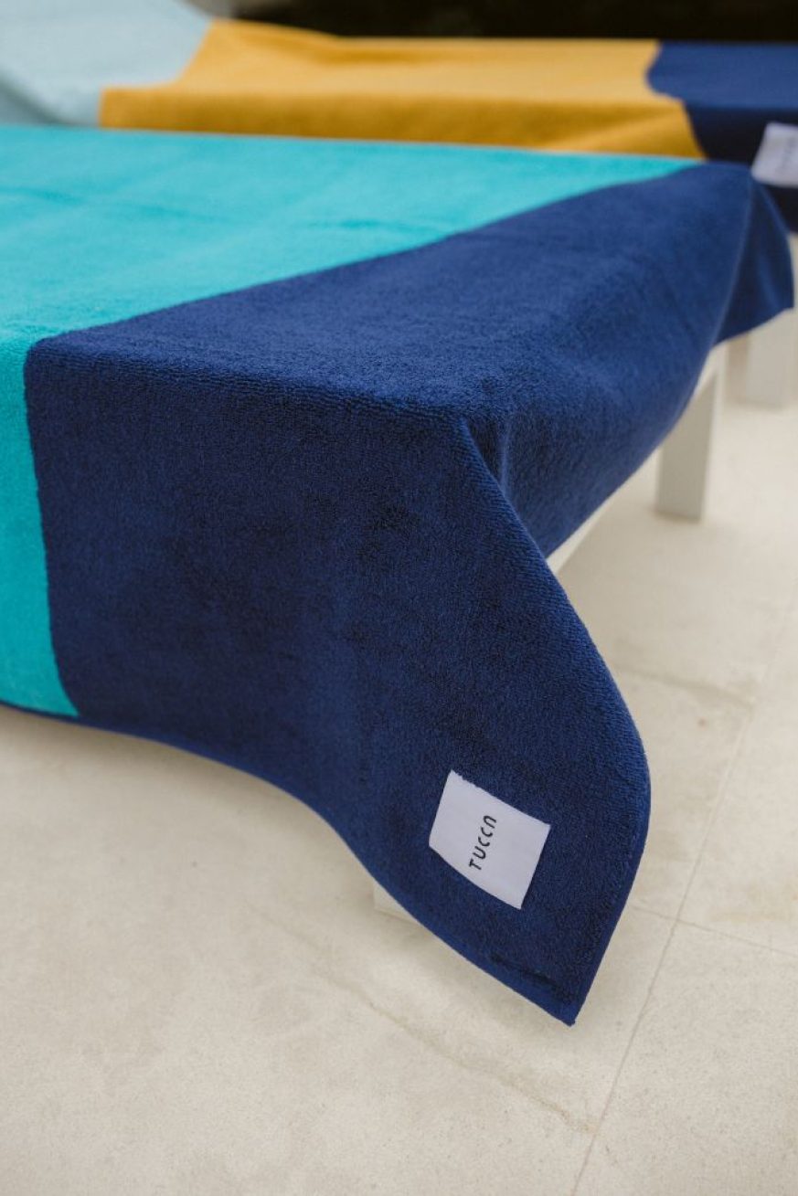 Toalla-Tucca-Swell-azul-en-una-hamaca