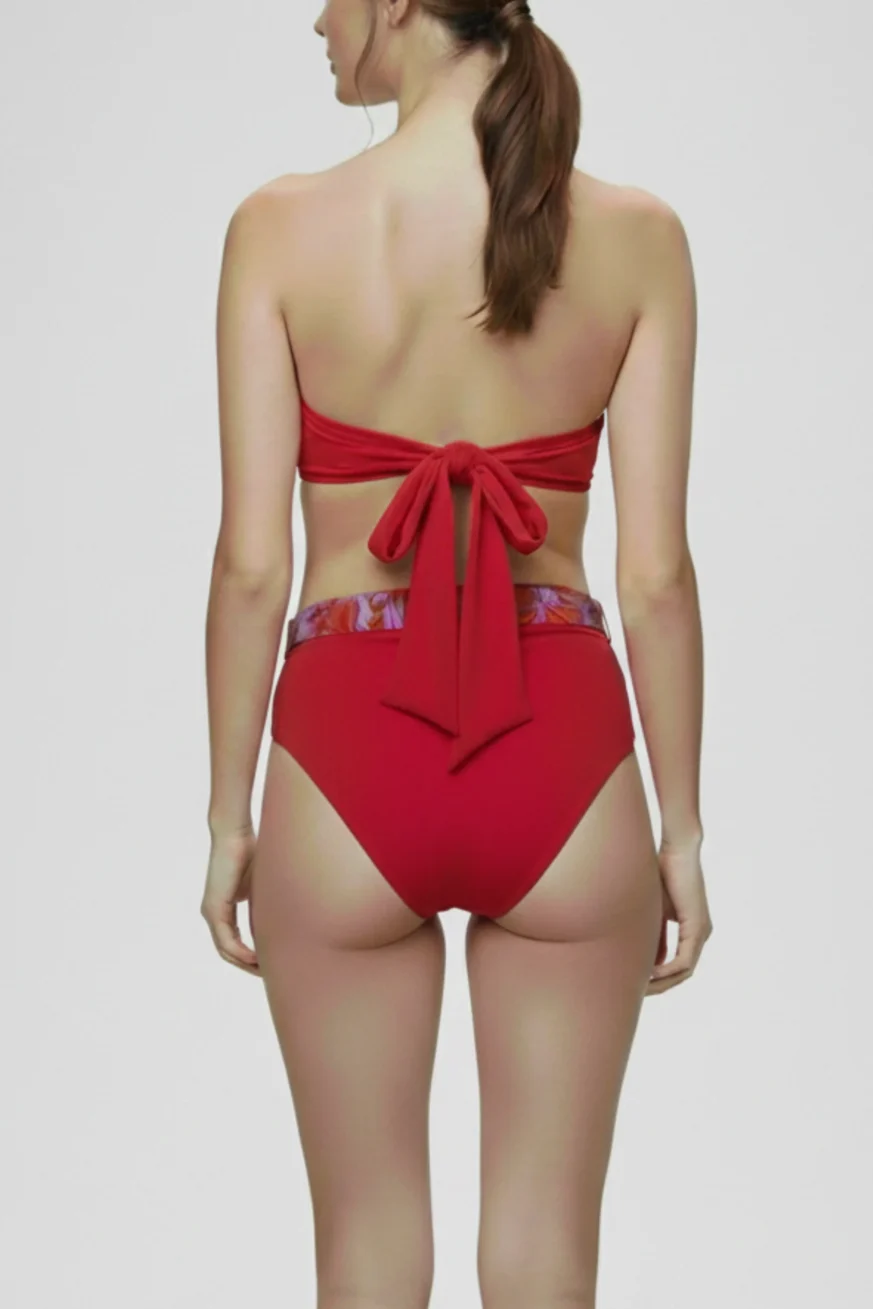 Bikini Bandeau Carmín de Elena Morales, vista detalle.