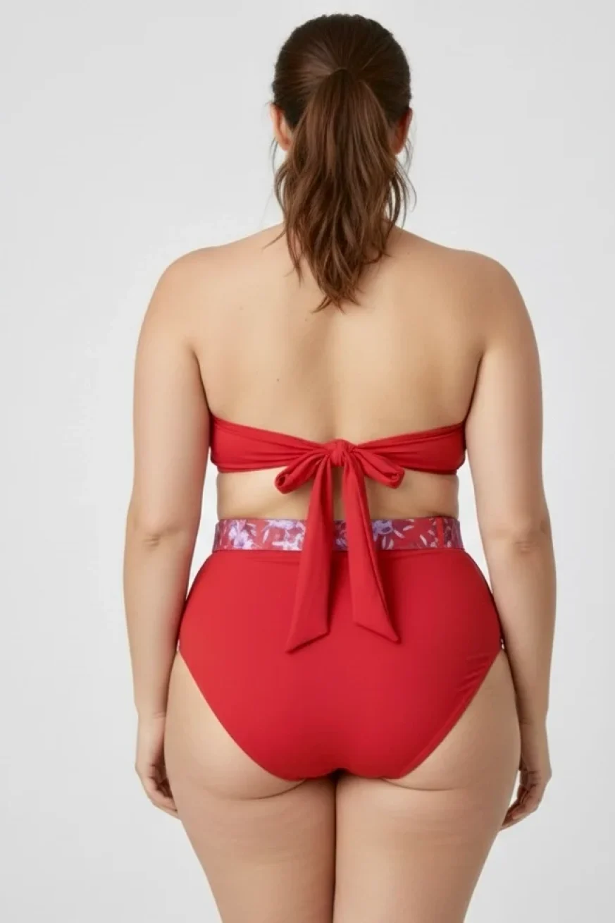 Bikini Bandeau Carmín de Elena Morales, vista detalle.