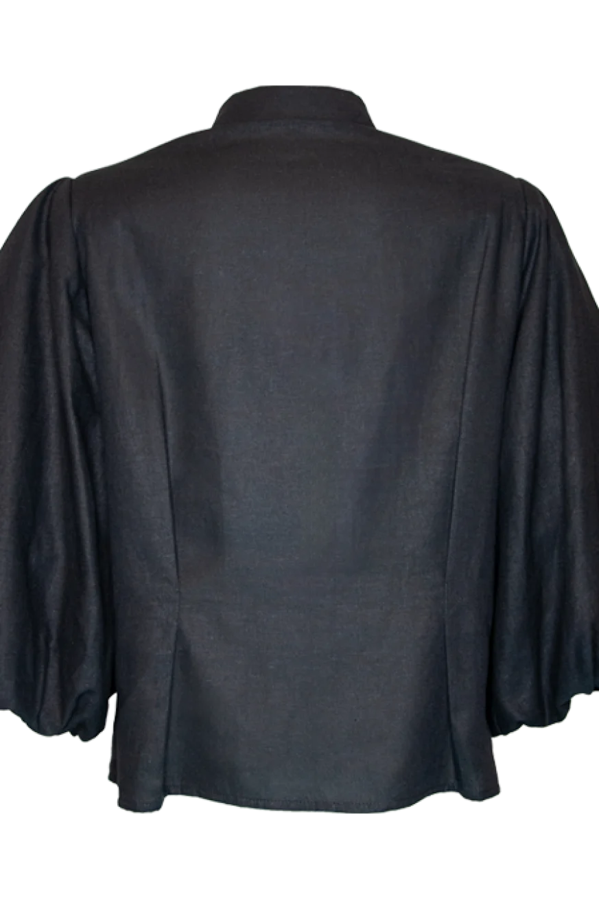 camisa-negra-volantes-espalda