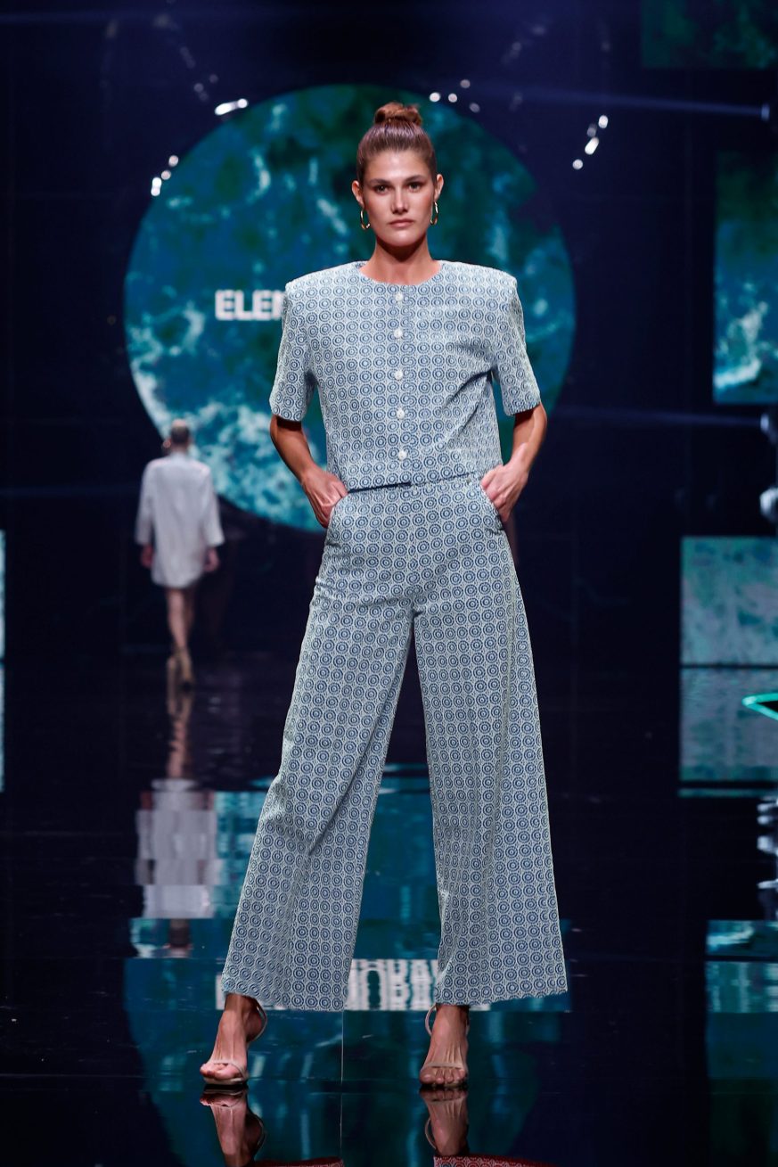 chaquetilla-bordada-azul-scaled