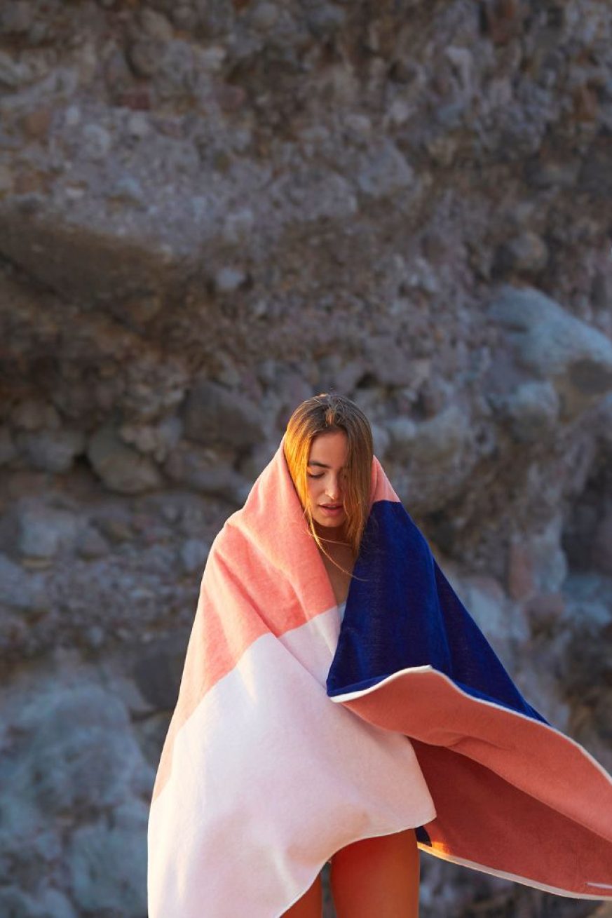 chica-tapandose-con-una-Toalla-Tucca-Konoh-rosa-y-azul