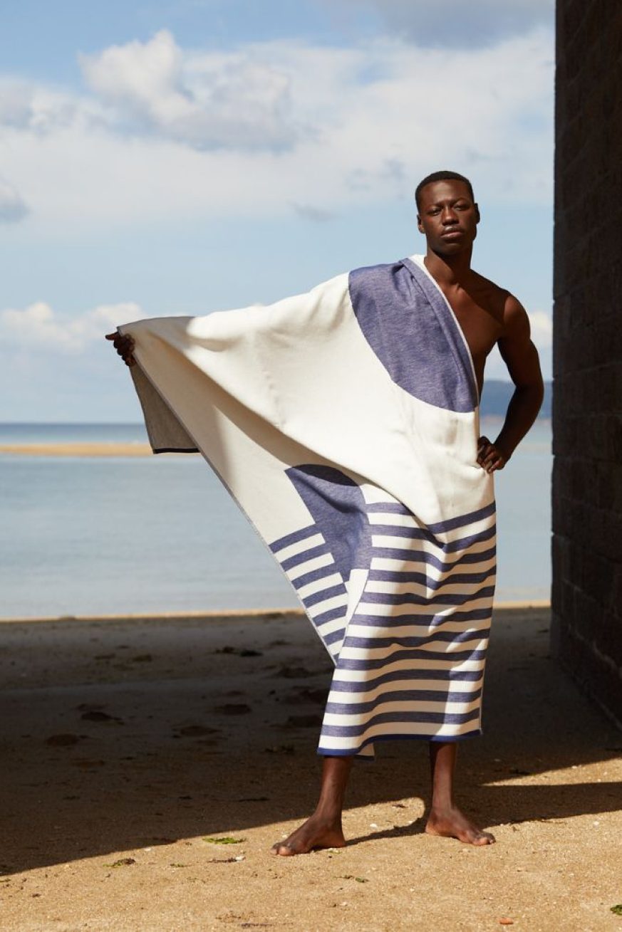 chico-con-Toalla-Tucca-Florida-azul-mar