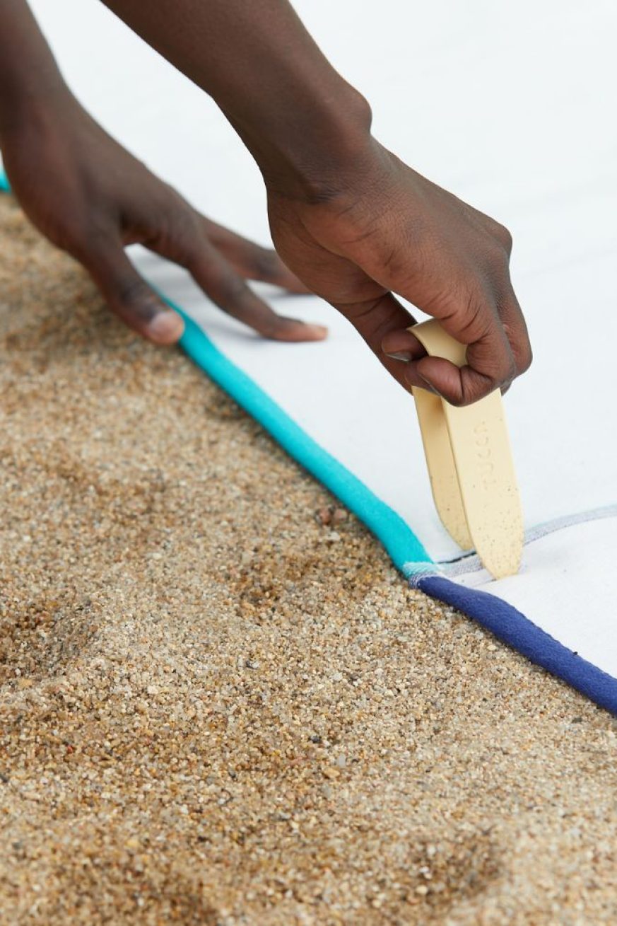 como-se-coloca-Toalla-Tucca-Berry-rojo-turquesa-y-rosa