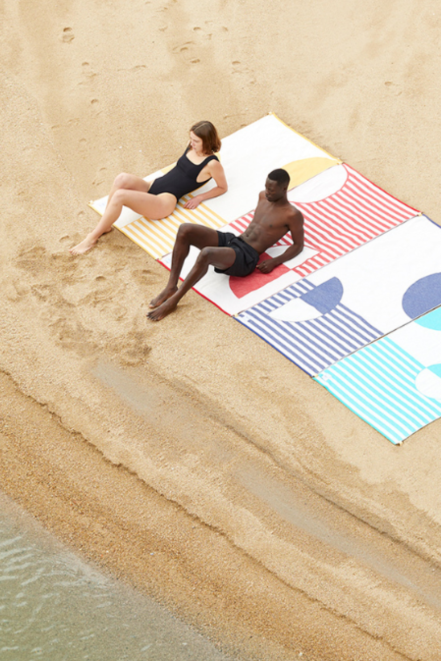 pareja-con-Toalla-Tucca-Crassa-roja