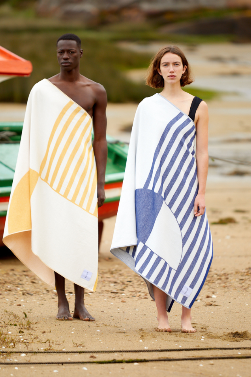 pareja-con-Toalla-Tucca-amarilla